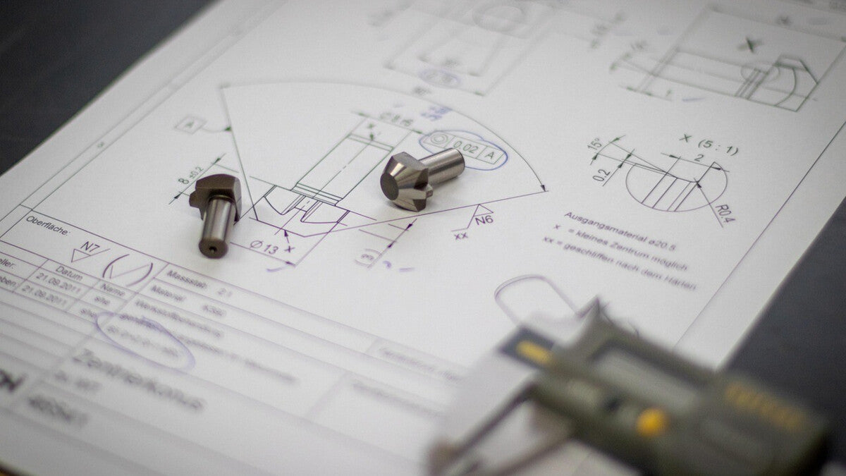 Detailliertes technisches Diagramm der Herstellung von Rasierklingen, das die Schneidkantenwinkel und den Herstellungsprozess für Präzisionsrasierklingen zeigt.